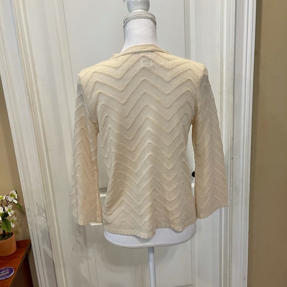 Lightweight cream colored sweater - Picture 2 of 3